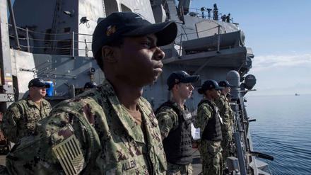 Besatzung des US-Lenkwaffenzerstörers USS Donald Cook, der derzeit im Hafen von Larnaca auf Zypern liegt.