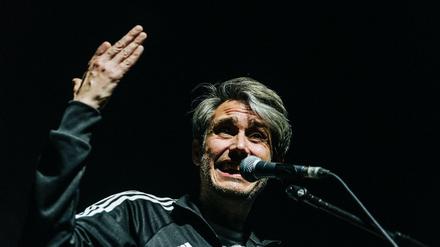 Wie seinerzeit Run DMC - und Tocotronic selbst: Dirk von Lowtzow von Tocotronic mit Adidas-Jacke
