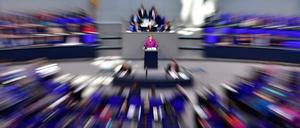 Der Bundestag soll lebendiger debattieren, fordern die Opposition und die SPD.