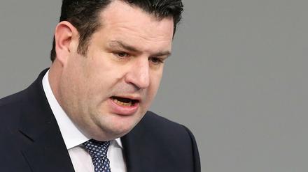 Hubertus Heil (SPD), Bundesarbeitsminister, spricht im Deutschen Bundestag während der Debatte um Arbeit und Soziales. 