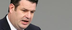 Hubertus Heil (SPD), Bundesarbeitsminister, spricht im Deutschen Bundestag während der Debatte um Arbeit und Soziales. 