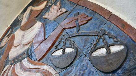 Ein Kunstwerk, das die römische Göttin Justitia mit ihrer Waage zeigt. 