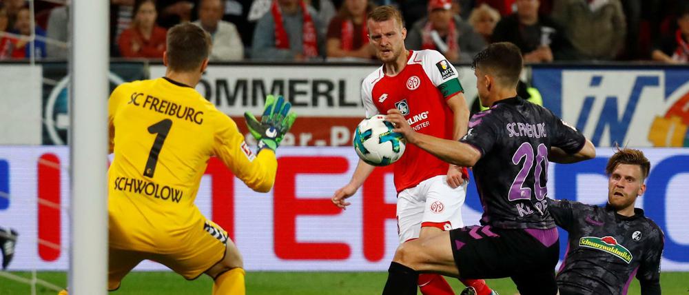 Marc-Oliver Kempf (Nummer 20) springt der Ball im eigenen Strafraum an die Hand.