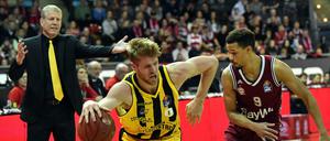 Spitzenduell. Ludwigsburgs Thomas Walkup zieht an Bayerns Jared Cunningham vorbei. Im Hintergrund schaut Trainer John Patrick interessiert zu. 