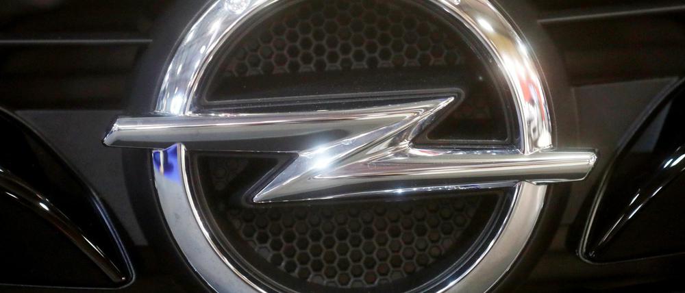 Opel-Zeichen an einem Auto.