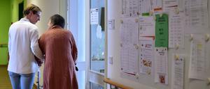 Die Bereichsleiterin einer Berliner Pflegeeinrichtung hilft einer Bewohnerin. 