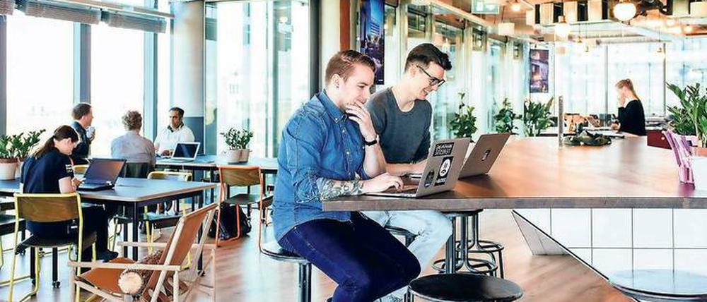 In Ruhe arbeiten oder kreativer Austausch. Coworking Spaces wie der von WeWork am Potsdamer Platz bieten im Idealfall beides.