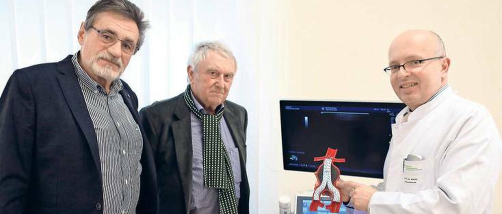 Beim Chefarzt. Ernst Weigang (r.) erklärt den Patienten Manfred Köppen (l.) und Rolf Kreibich ein Aneurysma-Modell. 