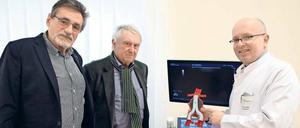Beim Chefarzt. Ernst Weigang (r.) erklärt den Patienten Manfred Köppen (l.) und Rolf Kreibich ein Aneurysma-Modell. 