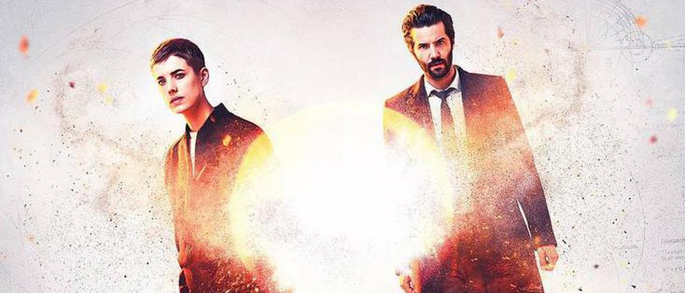 Das wird heiß. Detective Inspector Elaine Renko (Agyness Deyn) und Detective Chief Inspector Charlie Hicks (Jim Sturgess) gelangen im Rahmen einer Mordermittlung an brisante Geheimdokumente der Regierung über eine bevorstehende Apokalypse.