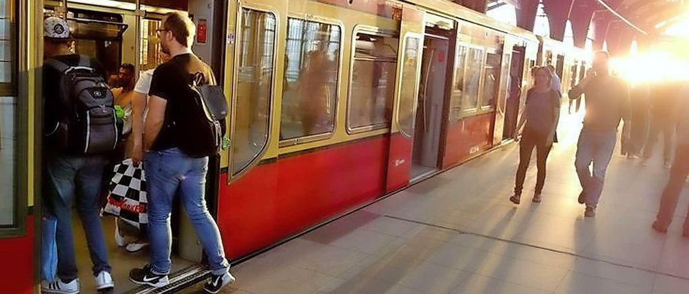 Hört die Signale: Dass Fahrgäste kurz vor Abfahrt noch Zugtüren blockieren, ist für S-Bahn-Fahrer nerviger Alltag - und gefährlich.