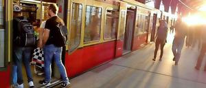 Hört die Signale: Dass Fahrgäste kurz vor Abfahrt noch Zugtüren blockieren, ist für S-Bahn-Fahrer nerviger Alltag - und gefährlich.