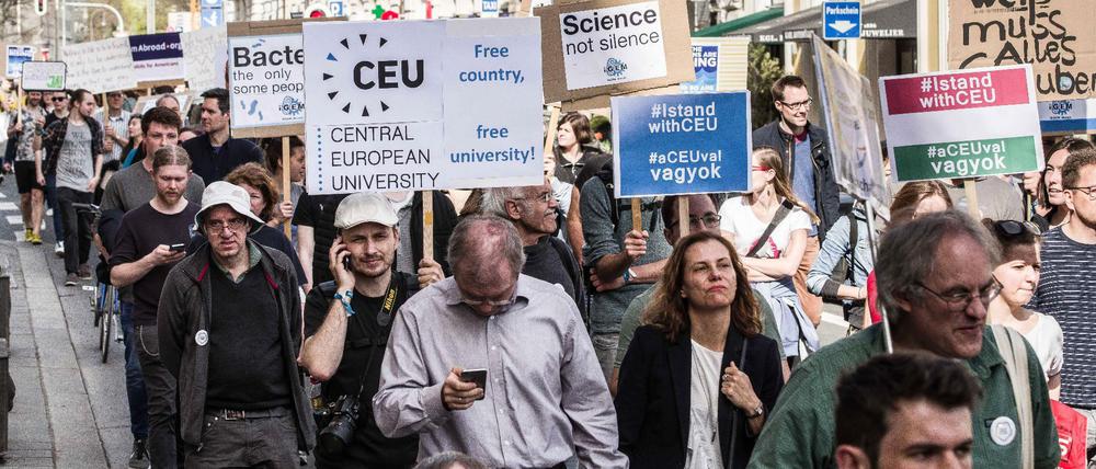 Beim March for Science in München am 14. April solidarisieren sich Teilnehmer mit der Central European University.