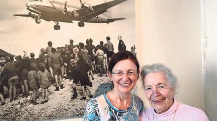 Mutter und Tochter. Sabine und Vera Hemmerling vor dem berühmten Foto von Henry Ries aus der Zeit der Luftbrücke, die sich 2018 zum 70. Mal jährt. 
