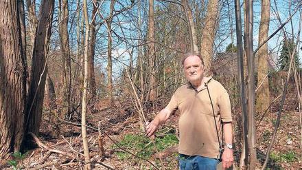 Bedrohte, wilde Natur. Achim Förster vom Bund für Umwelt- und Naturschutz (BUND) am Dahlemer Weg 247, wo eine Flüchtlingsunterkunft entstehen soll. 
