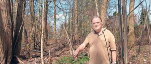 Bedrohte, wilde Natur. Achim Förster vom Bund für Umwelt- und Naturschutz (BUND) am Dahlemer Weg 247, wo eine Flüchtlingsunterkunft entstehen soll.