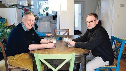 Auf Hausbesuch. Der ehrenamtliche Energieberater Julian Affeldt (rechts) hat den Haushalt von Alexander Obst nach Klimaschädlingen durchsucht. 