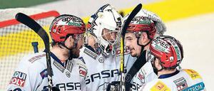 Männerfreude. Die Berliner Spieler James Sheppard (von links), Torhüter Petri Vehanen, Martin Buchwieser und Sean Backman nach dem Spiel in München. Foto: Tobias Hase/dpa