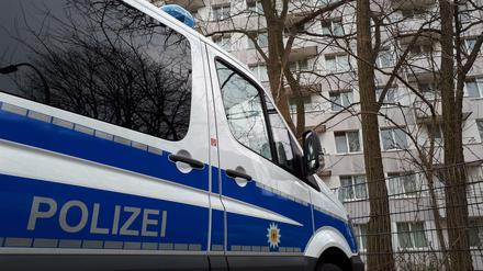 In mehreren Bundesländern durchsuchten Beamte eines  Spezialeinsatzkommandos Wohnungen. Drei Junge Männer stehen im Verdacht eine rechte Terrorzelle gegründet zu haben.