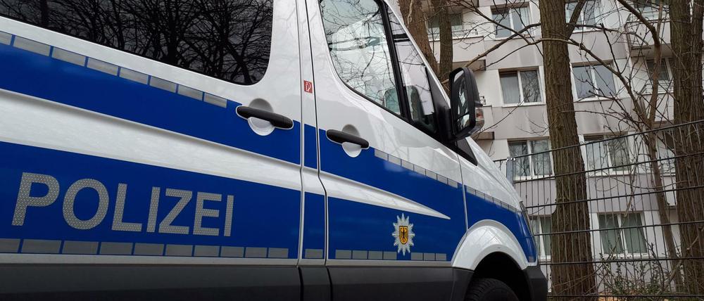 In mehreren Bundesländern durchsuchten Beamte eines  Spezialeinsatzkommandos Wohnungen. Drei Junge Männer stehen im Verdacht eine rechte Terrorzelle gegründet zu haben.