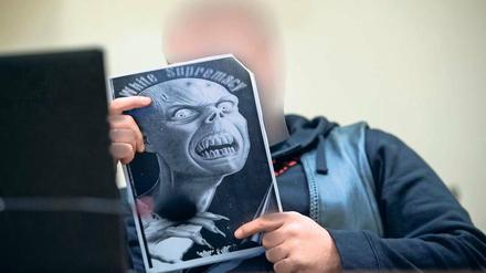 Nazi-Rocker im NSU-Prozess: Der Angeklagte André E. liest im September 2014 auf der Anklagebank im Gerichtssaal im Oberlandesgericht München im Szeneblatt „White Supremacy“.