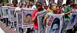 Angehörige und Kommilitonen erinnern an das Schicksal der verschwundenen Studenten.