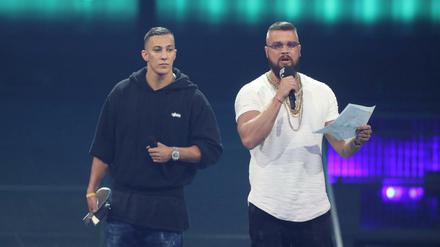 Die Rapper Kollegah (r.) und Farid Bang bei der Entgegennahme des Echos in der Kategorie Hip-Hop/Urban National am 12.4.