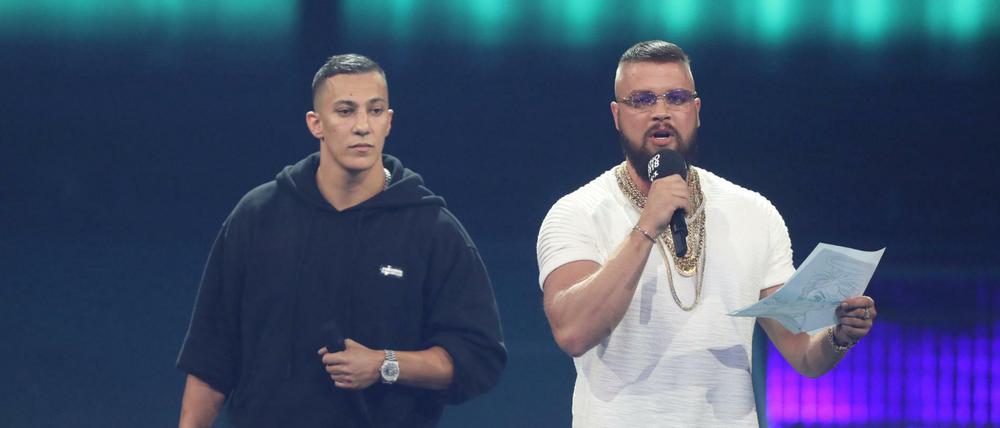 Die Rapper Kollegah (r.) und Farid Bang bei der Entgegennahme des Echos in der Kategorie Hip-Hop/Urban National am 12.4. 