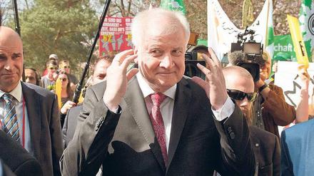 Ohren zu und durch. Horst Seehofer muss am Sonntagmittag an Gewerkschaftern vorbei, die vor dem Kongresshotel am Templiner See für mehr Geld protestieren. Bis zum Dienstag soll ein Tarifkompromiss für den öffentlichen Dienst gefunden werden. 