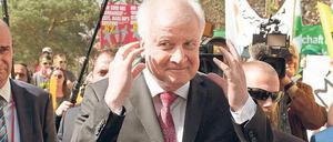 Ohren zu und durch. Horst Seehofer muss am Sonntagmittag an Gewerkschaftern vorbei, die vor dem Kongresshotel am Templiner See für mehr Geld protestieren. Bis zum Dienstag soll ein Tarifkompromiss für den öffentlichen Dienst gefunden werden. 