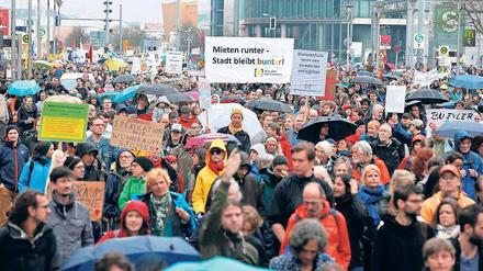 Kein Schönwetterprotest. Regenschirme waren bei der Demonstration „Gemeinsam gegen Verdrängung und Mietenwahnsinn“ anfangs ein empfehlenswertes Requisit. 