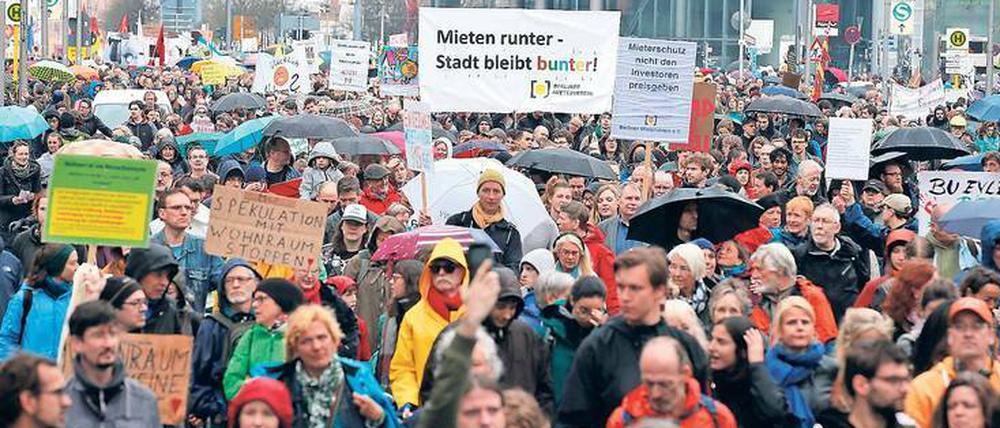 Kein Schönwetterprotest. Regenschirme waren bei der Demonstration „Gemeinsam gegen Verdrängung und Mietenwahnsinn“ anfangs ein empfehlenswertes Requisit. 