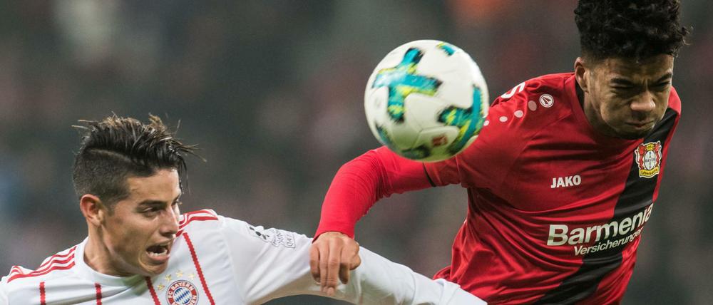 Bayerns James Rodriguez (l) und Wendell von Leverkusen bei einem Duell um den Ball am 18. Spieltag.