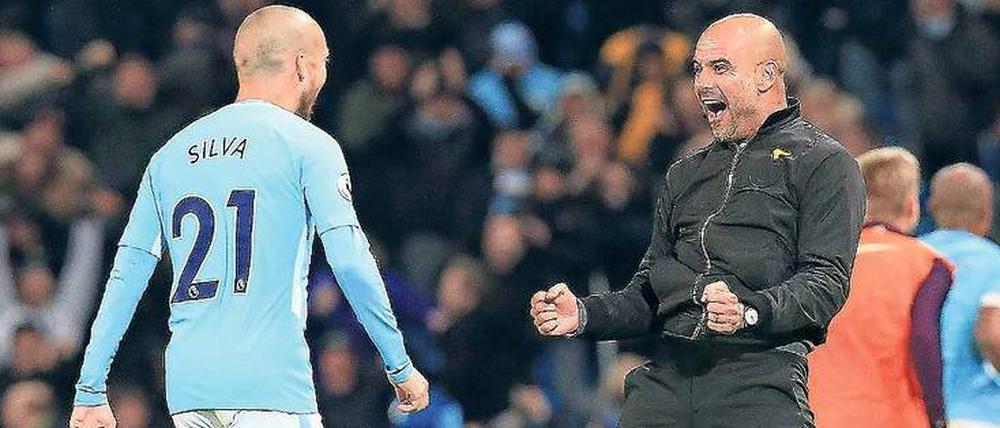 Pep Guardiola (rechts, hier mit David Silva) und Manchester City dominieren die Premier League in dieser Saison. 