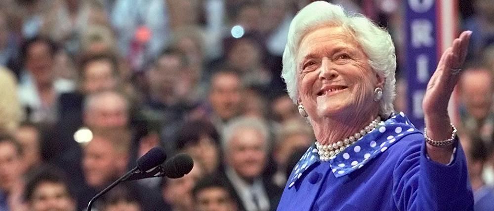 Die ehemalige US-First-Lady Barbara Bush freute sich im Jahr 2000 über Jubelrufe aus der Menge.