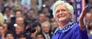 Die ehemalige US-First-Lady Barbara Bush freute sich im Jahr 2000 über Jubelrufe aus der Menge. 