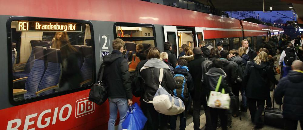 Überfüllte Regios - für Pendler ist das Alltag.