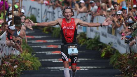 Die Erlösung. Tim Don läuft als 15. über die Ziellinie bei der Ironman Weltmeisterschaft 2015.