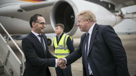 Bundesaussenminister Heiko Maas (L), SPD, wird am Flughafen empfangen von Boris Johnson, Außenminister von Großbritannien, in Brize Norton empfangen.