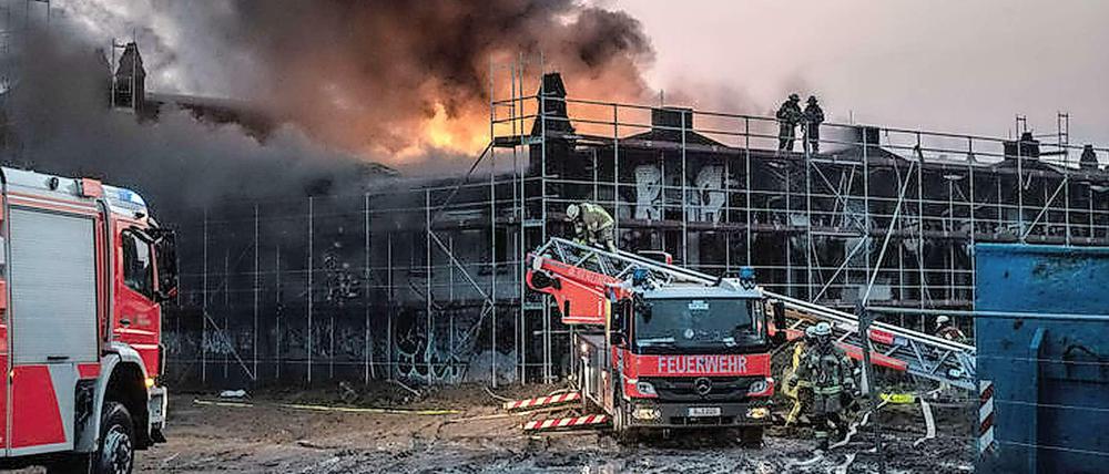 Die Einsatzstelle am alten Schlachthof war für die Feuerwehr nur schwer zu erreichen.