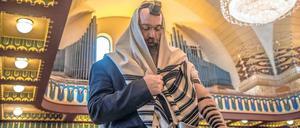 Symbolbild zum jüdischen Leben: Betender in einer Synagoge in Frankfurt am Main.