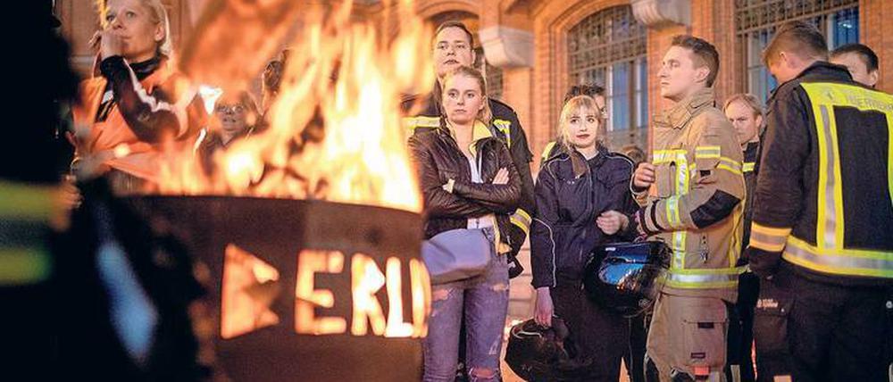 Noch brennt’s vor dem Roten Rathaus. Erst wenn alle Versprechungen auch verbindlich in die Tat umgesetzt wurden, wollen die Feuerwehrleute ihren Protest beenden.