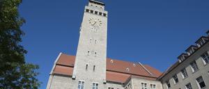 Blick von unten auf das Rathaus Neukölln unter blauem Himmel.