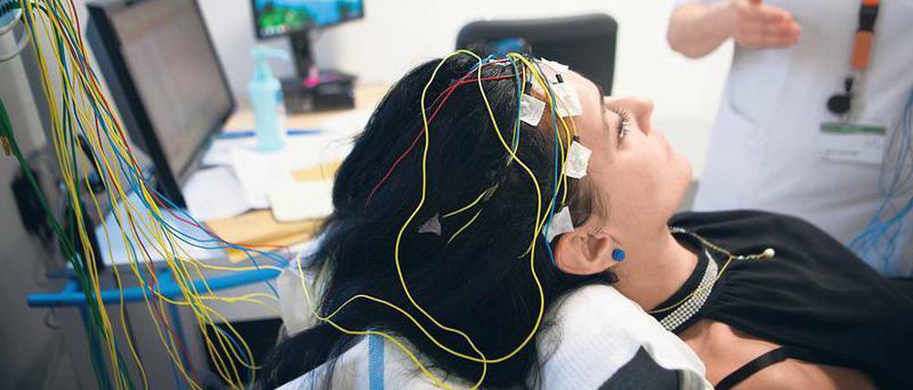 Störfeuer. Im Gehirn von Epilepsie-Patienten wird bei einem Anfall ein Sturm von Nervenzellimpulsen ausgelöst. Die überschießenden elektrischen Reize lassen sich mitunter auch schon vor dem „Hirnkrampf“ im Elektroenzephalogramm (EEG) erkennen.