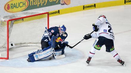 Die Eisbären mit Thomas Oppenheimer wollen Danny aus den Birken auch im zweiten Finale ordentlich beschäftigen.