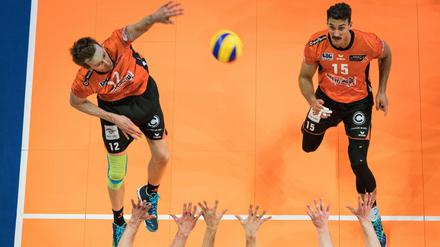 Vogelperspektive. Paul Carroll (links) war beim 3:0-Sieg der BR Volleys einer der auffälligsten Berliner. 