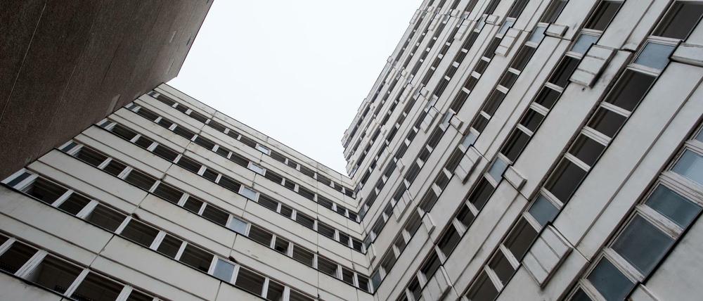 Im ruinösen "Haus der Statistik" wurde über den Umgang der Stadt mit ihren Baulandreserven gesprochen.