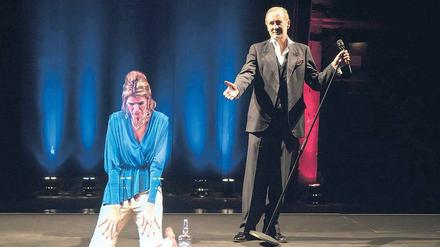 Titanic-Gefühle. Peter Lohmeyer als Alleinunterhalter Archie Rice und Anke Engelke als Phoebe im Stück „Der „Entertainer“ im Theater am Kurfürstendamm. 