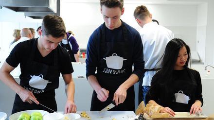 Gemeinsam stark. Junge Menschen müssen auf ihrem Weg in die Arbeitswelt bestärkt werden. In der Schule zusammen zu kochen, kann dabei helfen. 
