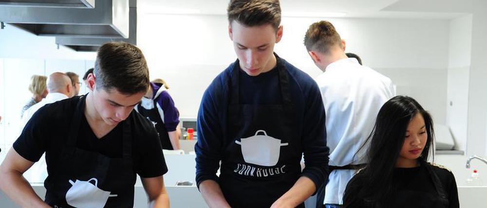 Gemeinsam stark. Junge Menschen müssen auf ihrem Weg in die Arbeitswelt bestärkt werden. In der Schule zusammen zu kochen, kann dabei helfen. 